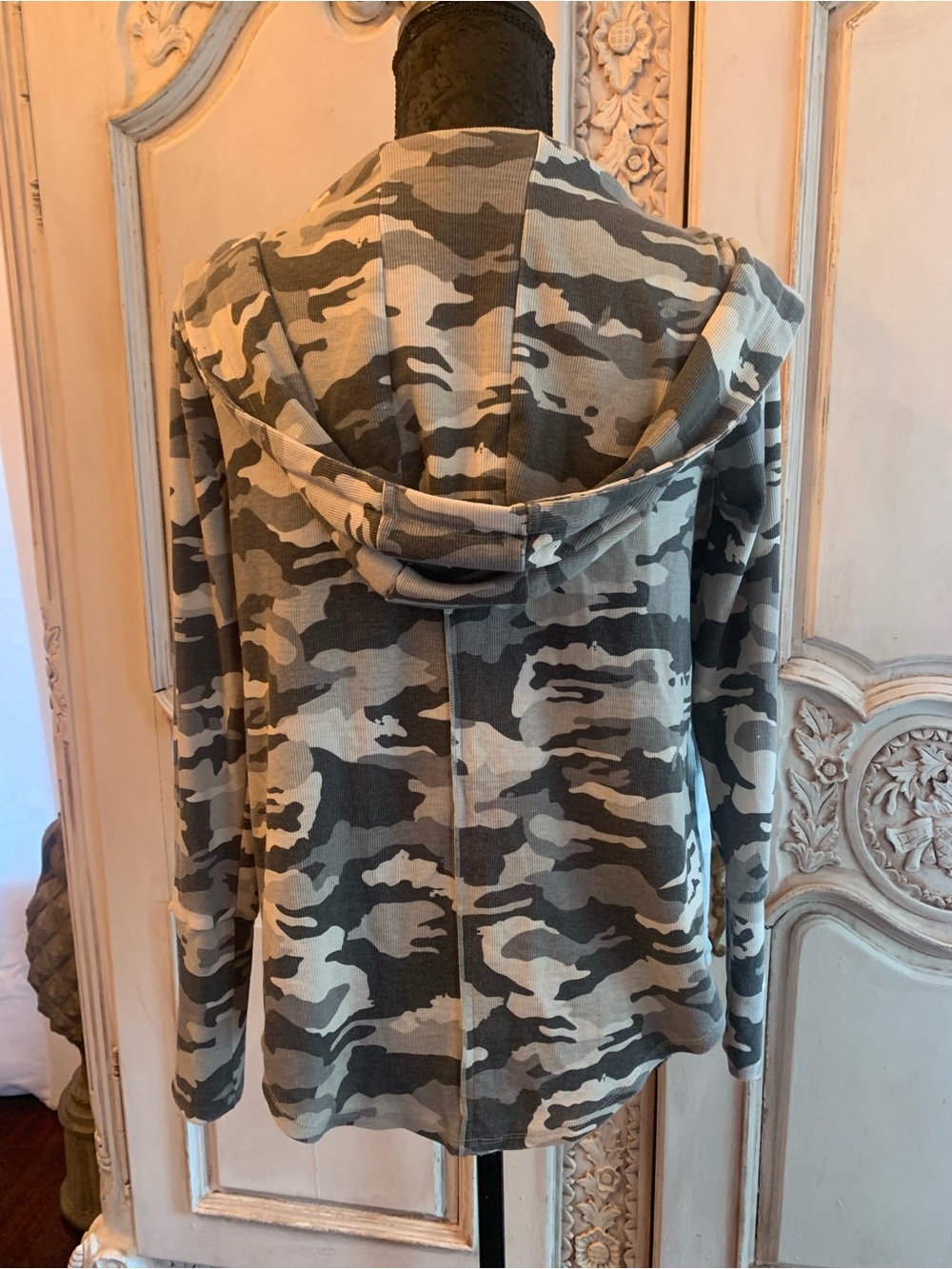 Chaser Women's Gray Camouflage Zip Hoodie Jacket
A1 - Picture 6 of 16